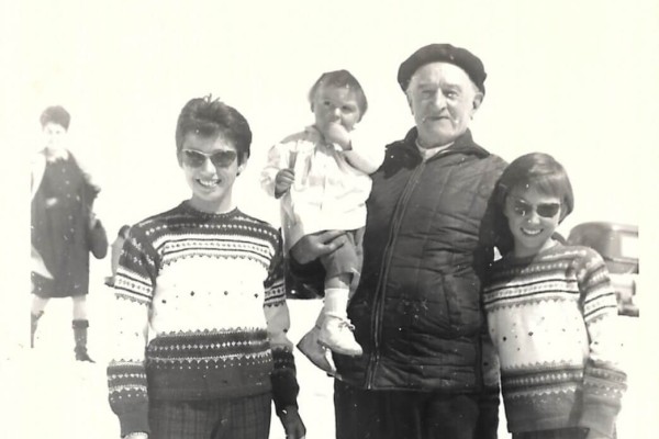 Grand-père Casat et ses petits-enfants : Dominique, Marie Hélène et Eric, en 1963