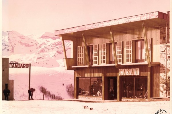 Foto de la tienda tomada por la famosa fotógrafa Alix que tenía su tienda de fotografía y souvenirs al lado del establecimiento